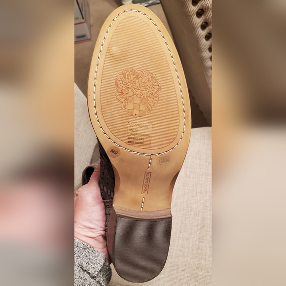 Vince Camuto ankle booties, sage green suede sz 9, cute cutout detail, 2" heel - Picture 13 of 15